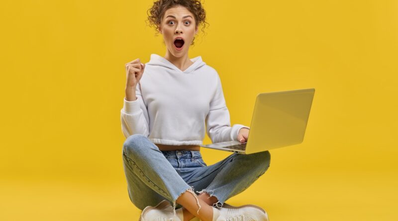 femme contente de pouvoir se protéger avec expressvpn