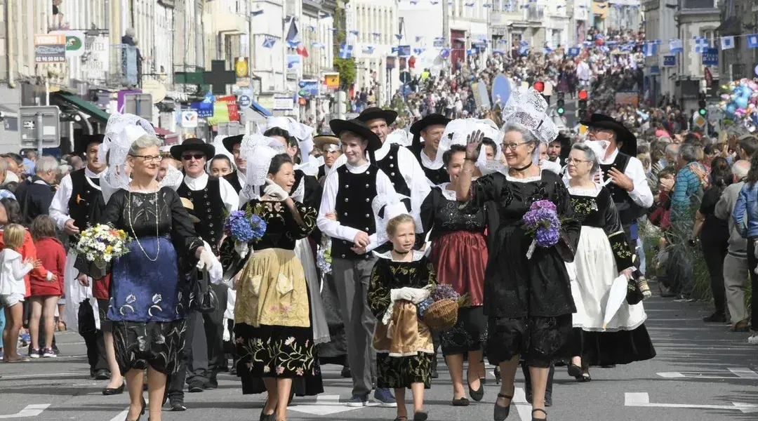 Festival des Filets Bleus : la culture bretonne mise à l’honneur dans une parade d’exception