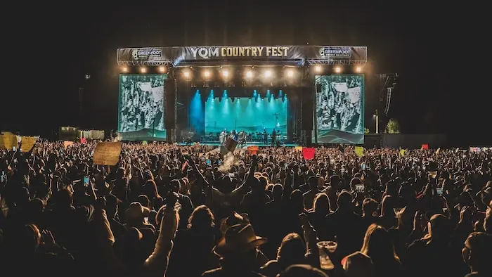 La scène du YQM Country Fest, vendredi soir.