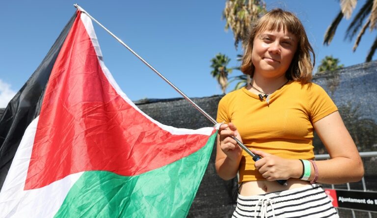 Greta Thunberg en tête d'une flottille de bateaux qui veulent atteindre Gaza