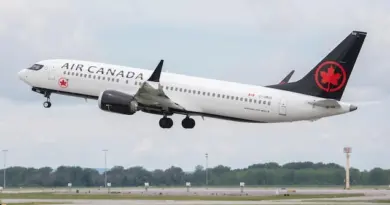 Un avion d'Air Canada décolle.