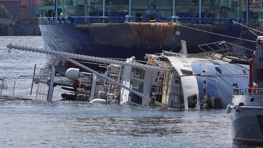 Guerre en Ukraine : sa construction à peine terminée, il attendait ses derniers équipements… Le navire russe "Kapitan Ushakov" coule tout seul dans le port de Saint-Pétersbourg