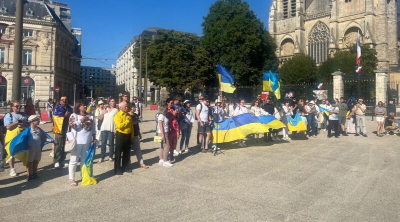 Guerre en Ukraine : un rassemblement de soutien ce dimanche au Mans, une centaine de personnes réunies - ici
