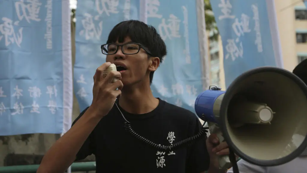 Hong Kong: le militant pro-démocratie Tony Chung obtient l'asile au Royaume-Uni