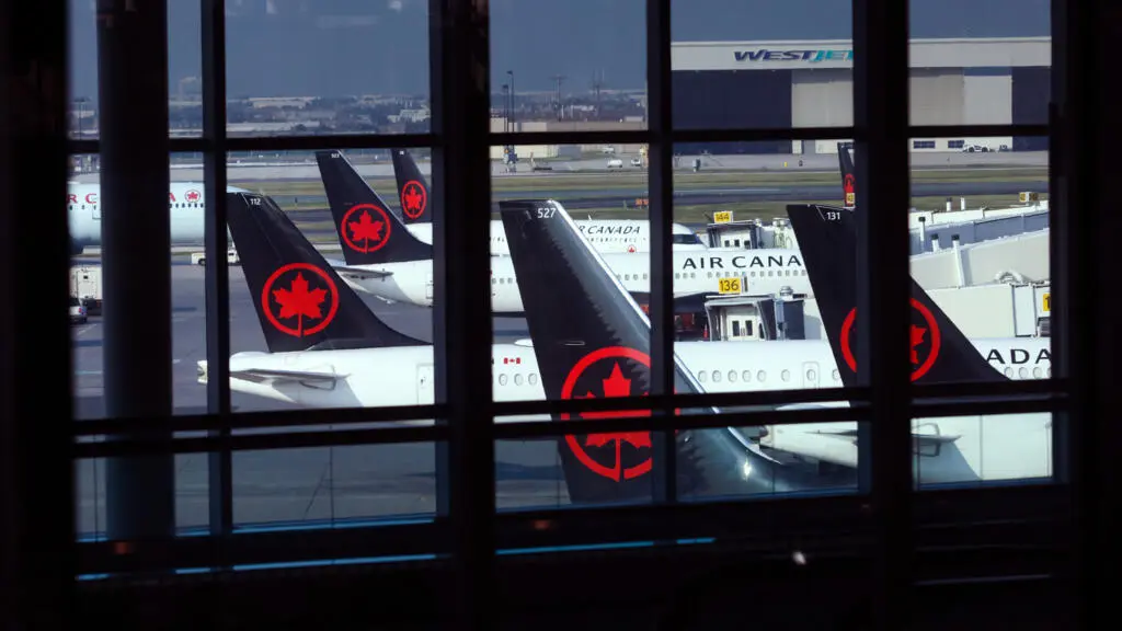 Hôtesses et stewards en grève, tous les vols d'Air Canada annulés