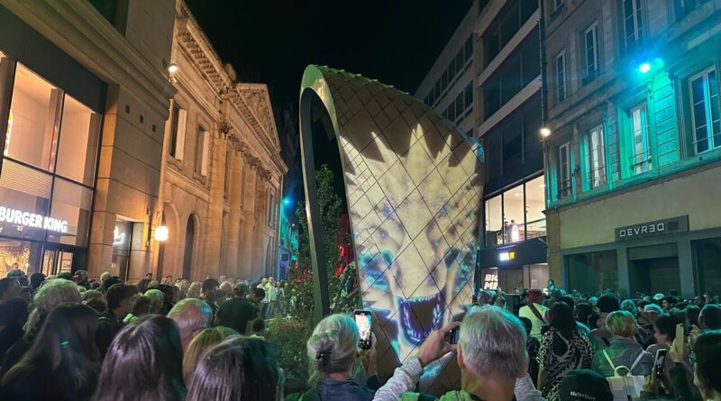 À la tombée de la nuit, la rue Serpenoise s’illumine et le Graoully apparaît sur la Serpentine. (© Mélissa Keller/Lorraine Actu)