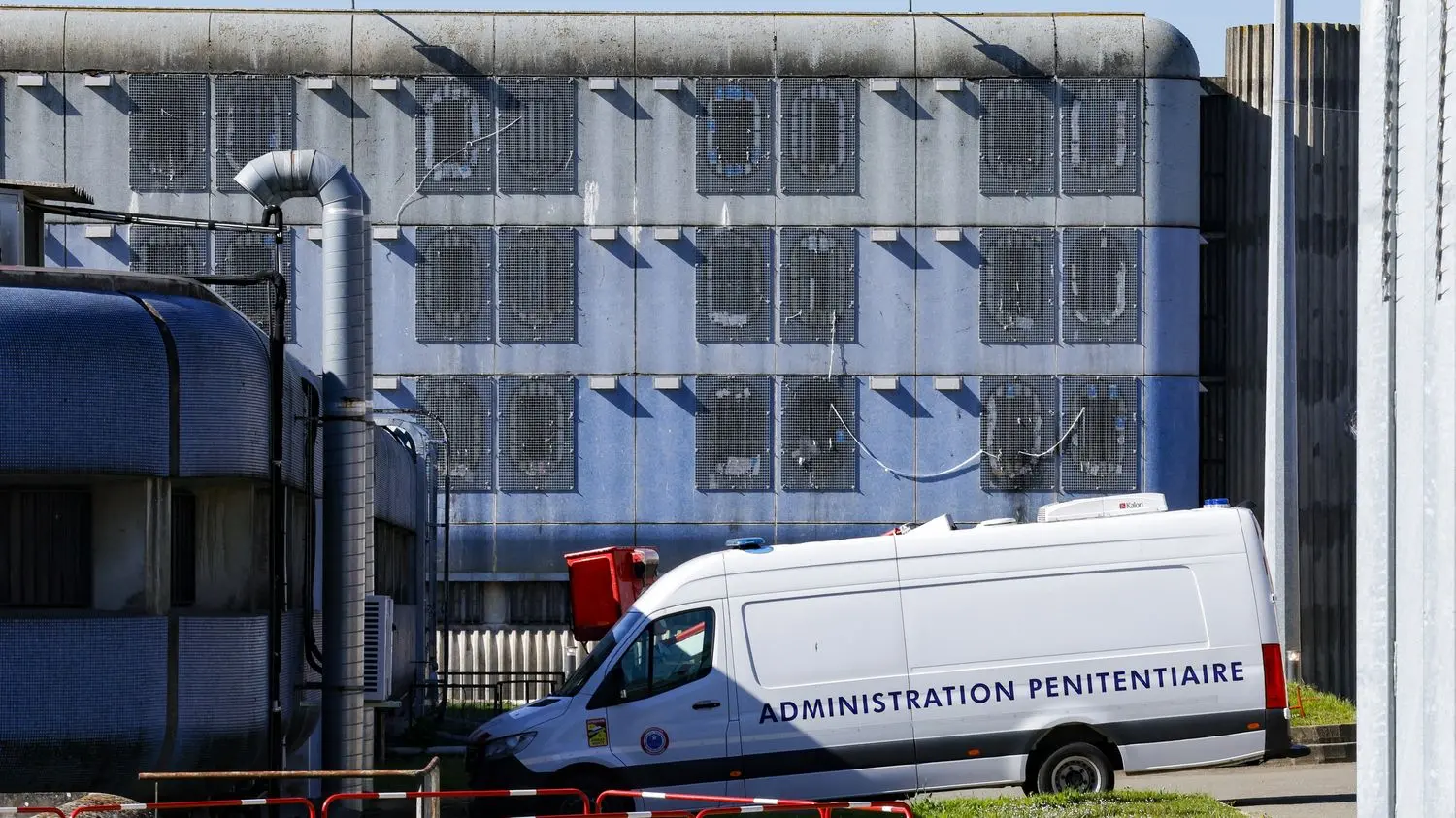 INFO FRANCEINFO. Un prévenu de la prison de Bois-d'Arcy accuse des détenus et des surveillants de violences et de menaces, une enquête ouverte