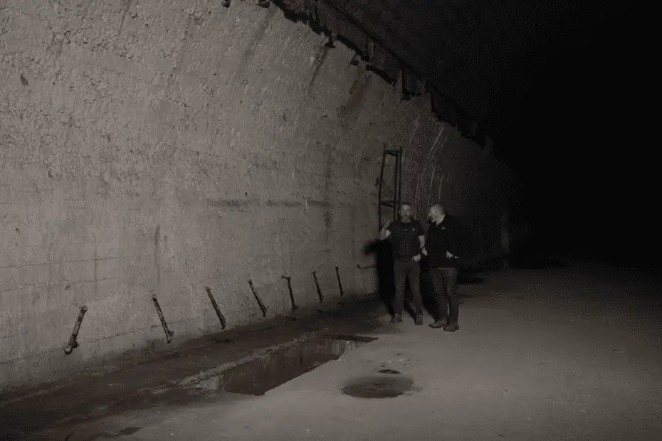 INSOLITE. Dans les vestiges d'une usine nazie enterrée sous la montagne