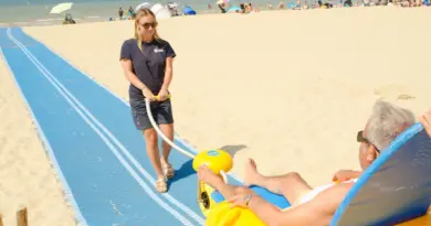 «Ici, on peut relâcher la vigilance» : au Touquet, une plage pensée pour les personnes handicapées fait le plein