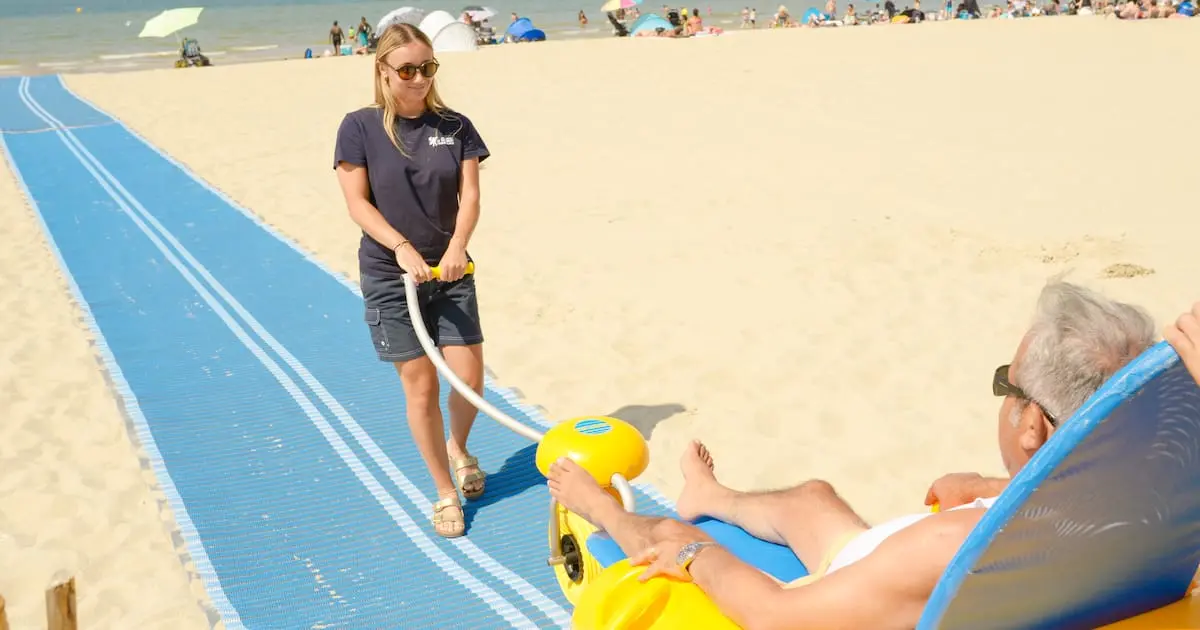 «Ici, on peut relâcher la vigilance» : au Touquet, une plage pensée pour les personnes handicapées fait le plein