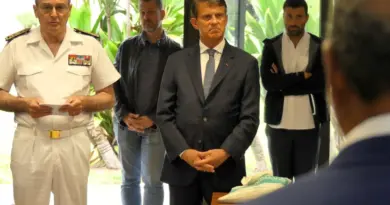 "Il n’y a pas d’alternative crédible" : face à des coutumiers inquiets, Manuel Valls défend l’accord de Bougival