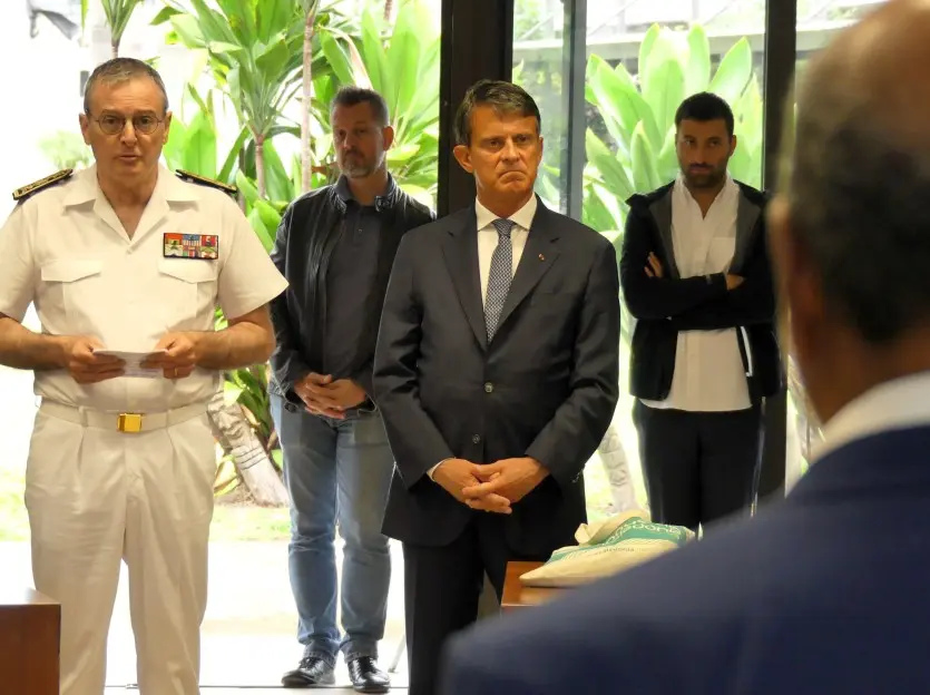 "Il n’y a pas d’alternative crédible" : face à des coutumiers inquiets, Manuel Valls défend l’accord de Bougival