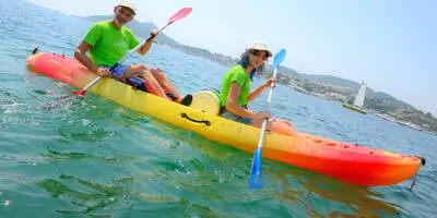 "Ils se sentent de plus en plus concernés": mission biodiversité pour ces kayakistes de la Méditerranée à Saint-Raphaël