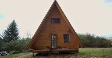Ils vivent dans une maison en A dans les Vosges, un refuge insolite en pleine nature