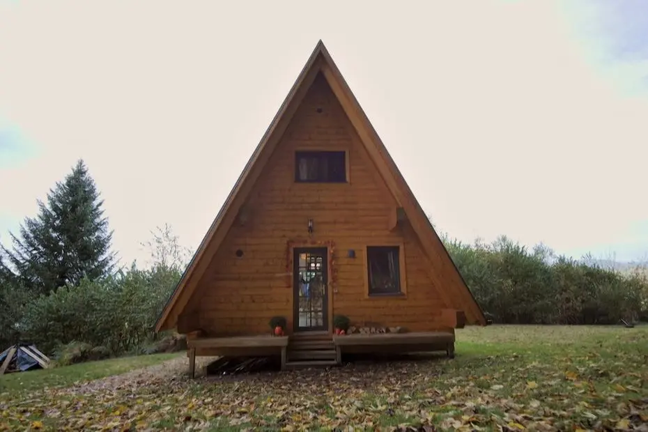 Ils vivent dans une maison en A dans les Vosges, un refuge insolite en pleine nature
