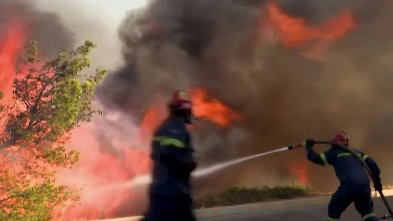 Incendie en Grèce : les flammes sont aux portes d’Athènes