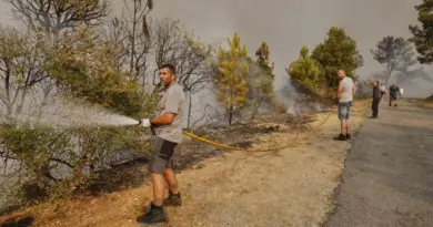 Incendies en Espagne : trois morts, le pays demande de l’aide à l’UE, la France envoie deux Canadairs