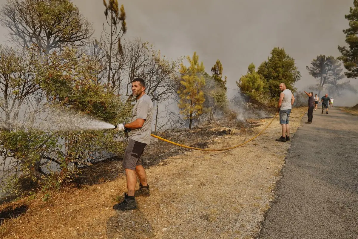 Incendies en Espagne : trois morts, le pays demande de l’aide à l’UE, la France envoie deux Canadairs