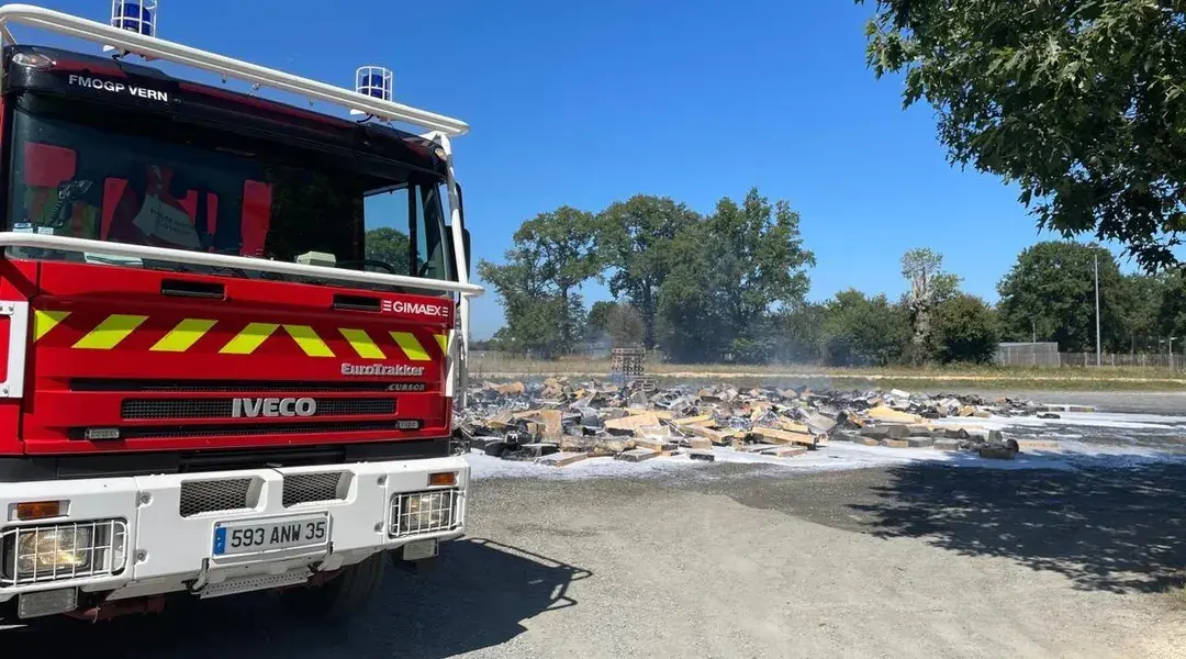 Incendies multiples à Montenay : la N12 fermée à la circulation