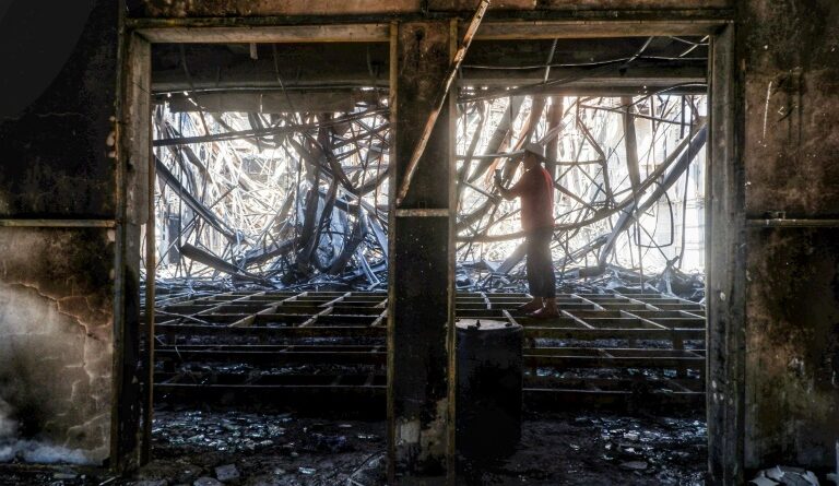 Indonésie: trois morts dans un incendie à Makassar, les manifestations s'étendent