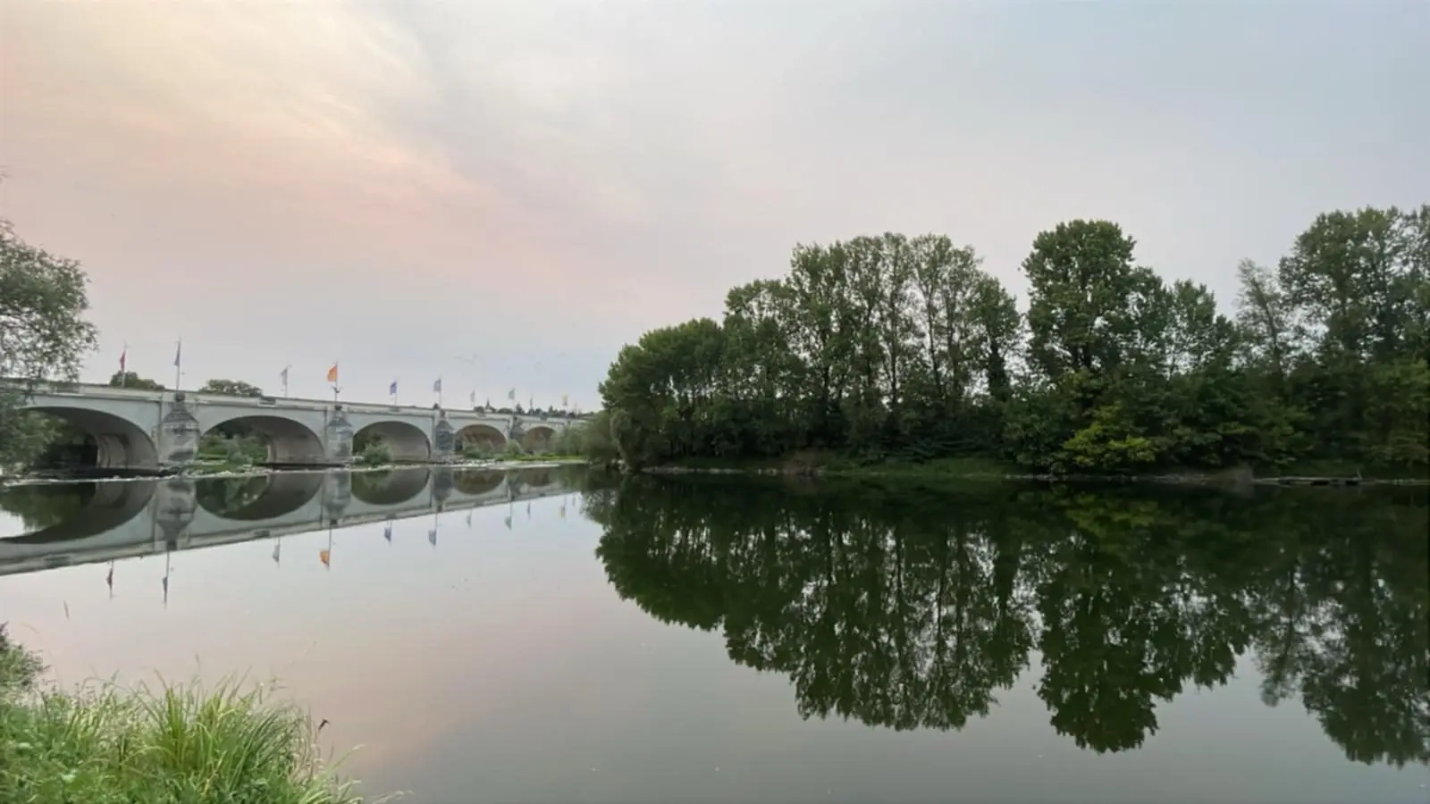 Info Tours | [Photos du jour] Étrange lumière du soir en bord de Loire à Tours