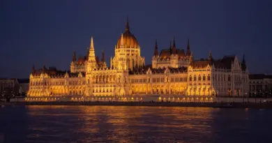 découvrez la hongrie, un pays d'europe centrale riche en histoire, en culture et en paysages pittoresques. explorez budapest, ses bains thermaux et la beauté naturelle du danube.