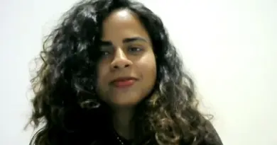 Shika Yogesh regarde l'écran.