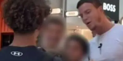 "J'ai regardé tes films de cul": l'influenceur controversé AD Laurent mal à l'aise devant une dizaine d'enfants à Cap 3000