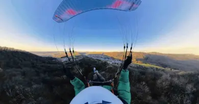 "J'ai volé les pieds sur terre" : découvrir le parapente avec un casque pas comme les autres