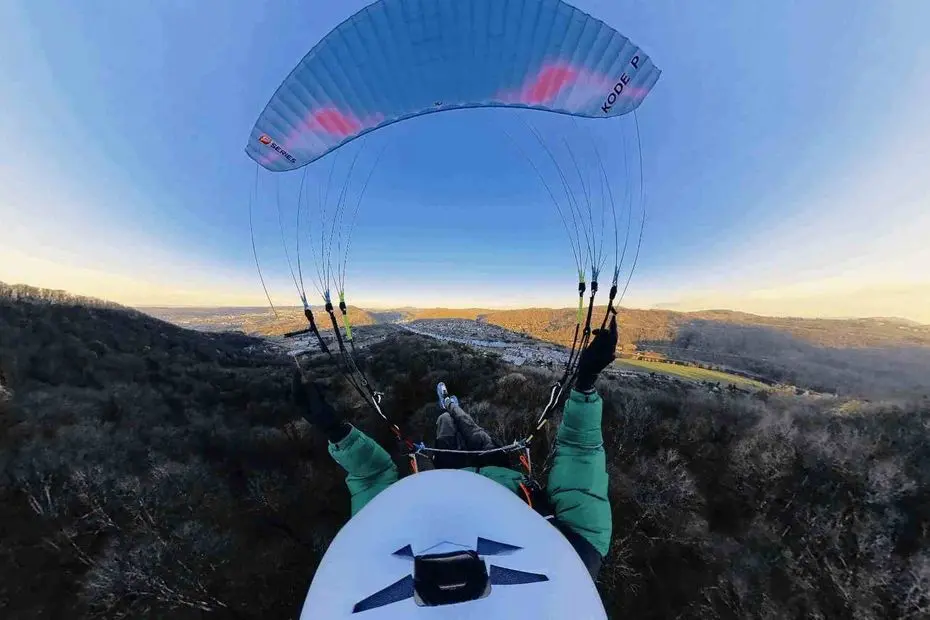 "J'ai volé les pieds sur terre" : découvrir le parapente avec un casque pas comme les autres