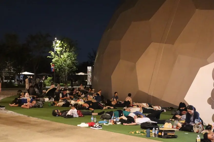 Japon : des milliers de visiteurs contraints de passer la nuit à l’Expo universelle