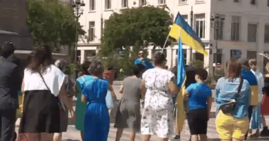 "Je commence à oublier ma vie d’avant" : les réfugiés ukrainiens commémorent le 34ᵉ anniversaire de l’indépendance dans l’émotion