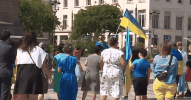 "Je commence à oublier ma vie d’avant" : les réfugiés ukrainiens commémorent le 34ᵉ anniversaire de l’indépendance dans l’émotion