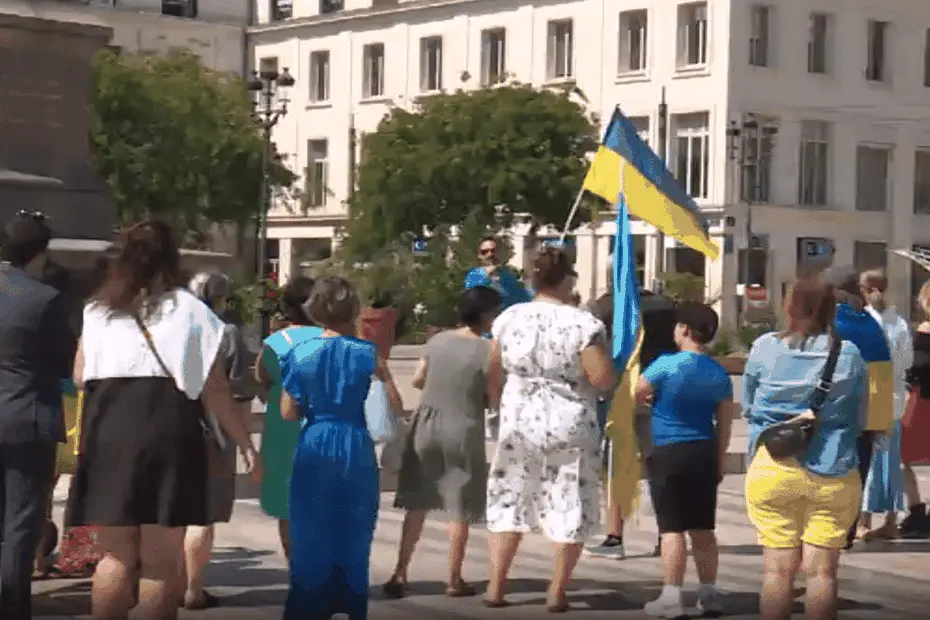 "Je commence à oublier ma vie d’avant" : les réfugiés ukrainiens commémorent le 34ᵉ anniversaire de l’indépendance dans l’émotion