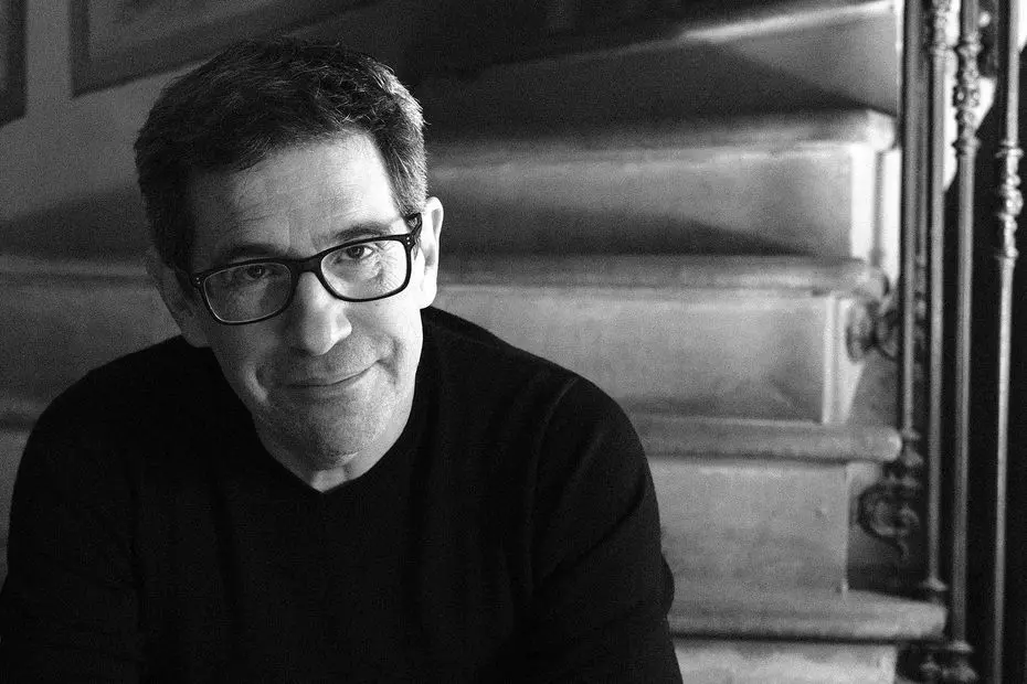 "Je lisais parce qu’enfin le monde ne se limitait plus aux frontières du village" : récit d'un "transfuge" de classe de garçon de café à écrivain
