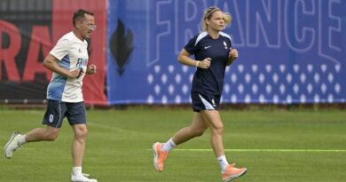 "Je me suis sentie trahie", "C’était un coup de fil de trois minutes"… la meilleure buteuse Eugénie Le Sommer dénonce sa mise à l’écart des Bleues