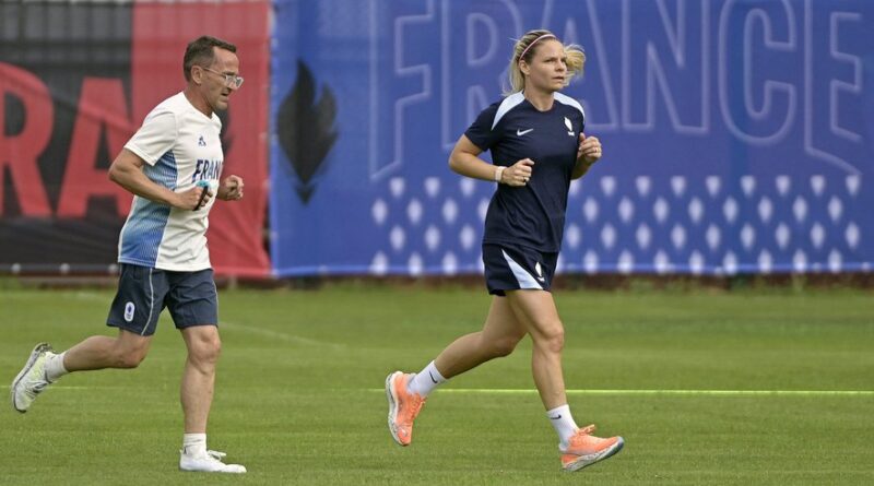 "Je me suis sentie trahie", "C’était un coup de fil de trois minutes"… la meilleure buteuse Eugénie Le Sommer dénonce sa mise à l’écart des Bleues