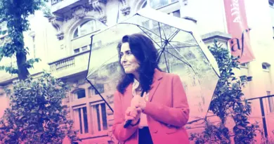 « Je revois ma mère, dans la cuisine, me tourner le dos pour me cacher sa peine » : les premiers jours en France de Jaleh Bradea, venue d’Iran