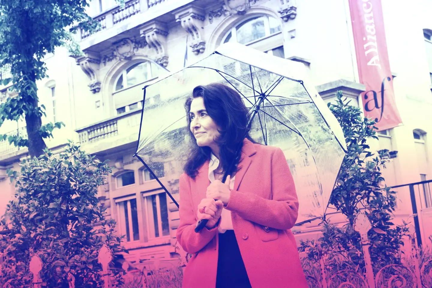 « Je revois ma mère, dans la cuisine, me tourner le dos pour me cacher sa peine » : les premiers jours en France de Jaleh Bradea, venue d’Iran