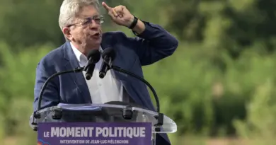 Jean-Luc Mélechon souhaite que « les syndicats appellent à une grève générale » le 10 septembre