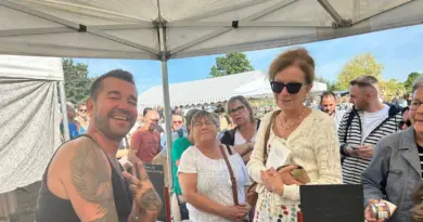 "J'en ai des frissons" : à Cléré-les-pins, les fans de "L'amour est dans le pré" rencontrent les anciens participants - ici