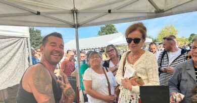 "J'en ai des frissons" : à Cléré-les-pins, les fans de "L'amour est dans le pré" rencontrent les anciens participants - ici