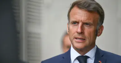 «J'espère qu'il restera jusqu'en 2027» : avant une rentrée politique qui s'annonce tendue, Macron réitère sa confiance en Bayrou