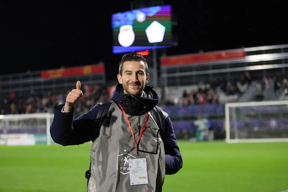 "J'étais avec des criminels en prison la semaine et le week-end dans les stades" : criminologue, il devient une star des réseaux sociaux grâce au foot