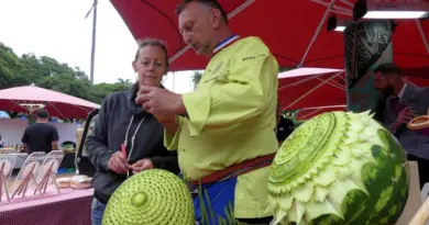 Jeudis du centre-ville à Nouméa : quand un chef cuisinier dévoile ses talents de sculpteur