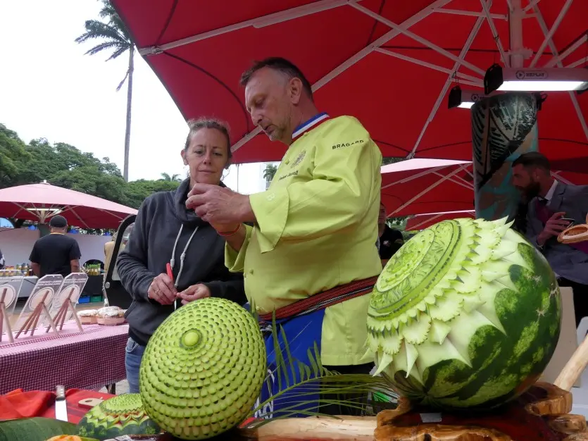 Jeudis du centre-ville à Nouméa : quand un chef cuisinier dévoile ses talents de sculpteur