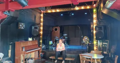 « Joinville, c’est notre ancrage » : le Lapin vert, péniche aux 800 spectacles, menacé d’expulsion