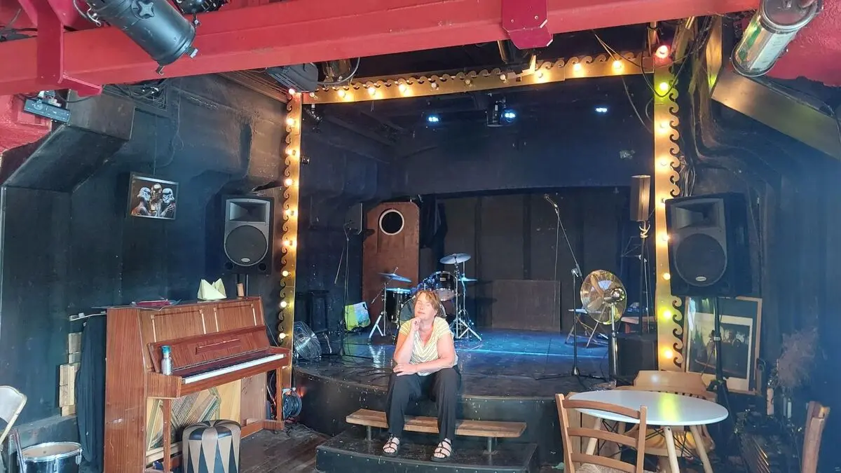 « Joinville, c’est notre ancrage » : le Lapin vert, péniche aux 800 spectacles, menacé d’expulsion