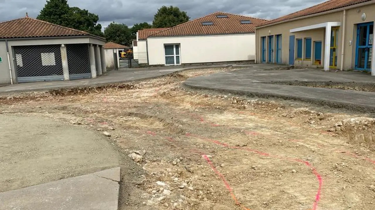 « Jouer, se reposer et apprendre au contact de la nature » : les cours d’école végétalisées à Benet