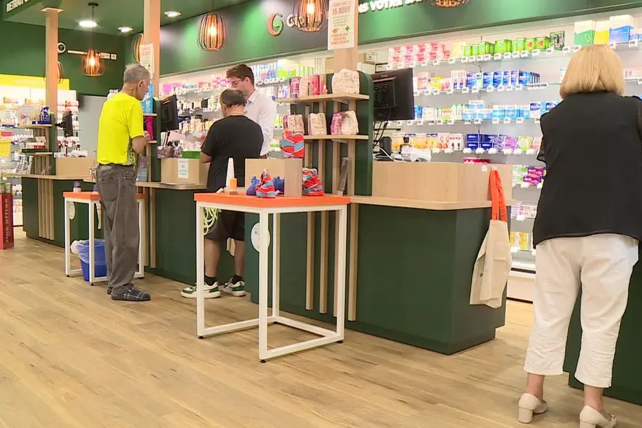 "L'Etat s'immisce dans nos relations commerciales avec les laboratoires, c'est moins 30.000 euros pour nous", la colère d'un pharmacien en grève ce 16 août
